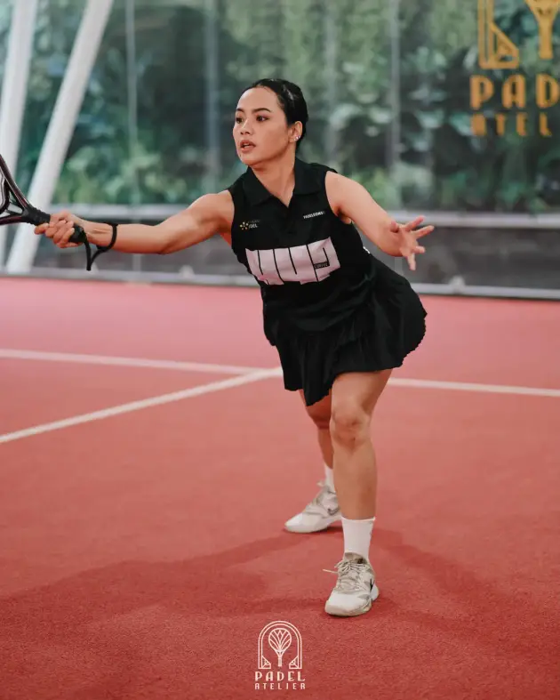 Player stretching for a low volley